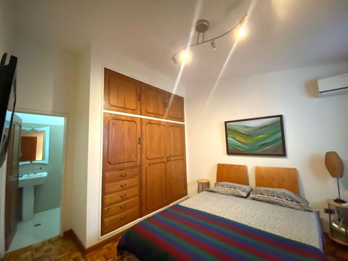 Se Vende Casa En Prados Del Este. 4h+s/5b+s/5p. Calle Cerrada