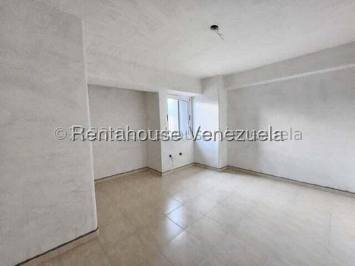 Bello Apartamento En Venta En Los Cabos A Remodelar A Su Gusto Con Planta Eléctrica Total Agua Constante Piso Medio Excelente Ubicación Nela 25-20469