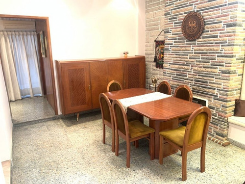 Casa 4 Ambientes Con Cochera - Excelente Estado