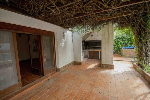 Casa De 5 Ambientes Escritorio, Playroom Y Dependencia De Servicio En Venta, En La Lucila.