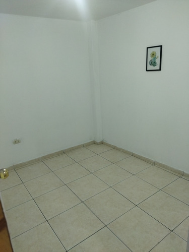Imagen 7 de 12 de Habitacion En San Borja, Habitaciones En San Borja, En Avenida Rosa Toro Cuadra 9 Cruce Con Canada Cuadra 35, Excelente Zona Comercial Todo A La Mano