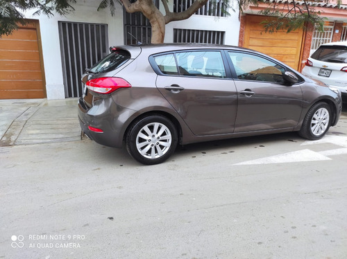 Auto Kia Cerato Hatchbac Color Beige Oscuro