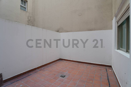 Venta - Departamento De 4 Ambientes En Flores Con Balcón Y Patio