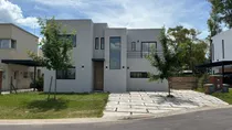 Comprar Venta- Casa De 6 Amb- Piscina- Galeria- Parrilla- Parque- Santa Lucia- Pilar Del Este