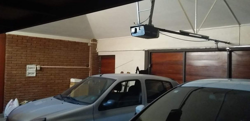 Casa De Categoría En Venta De 3 Dorm. En Villa Cabrera, A Metros Del Shopping.
