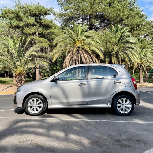 Imagen 2 de 10 de Toyota Etios 1.5 5ptas Xls At 2017