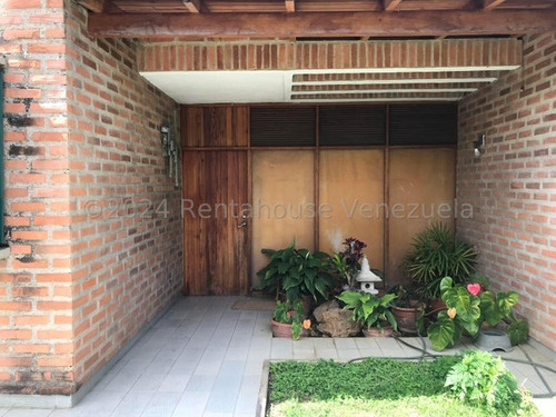 Hermosa Casa De Una Planta Con Grandes Espacios Y Bella Terraza En Santa Paula. Mls # 25-13494 Lp
