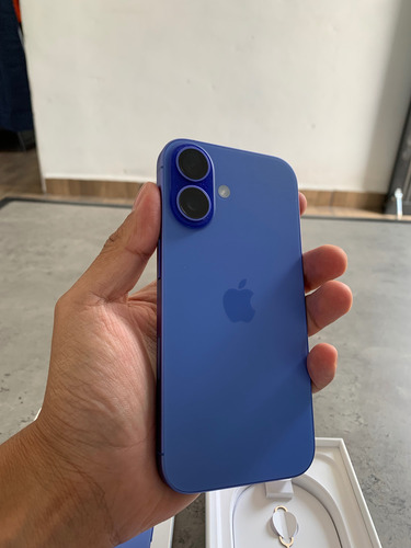 Iphone 16 (128 Gb) - Ultramarino + Funda Magsafe Original Azul (Usado)