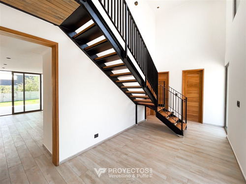 Moderna Y Espaciosa Casa Con Piscina, Jardín Y Quincho