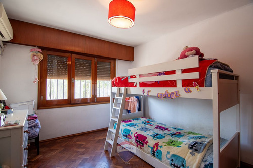 Venta Casa 5 Dorm Cochera Poeta Lugones Cba