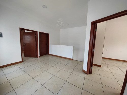 Casa En Venta De 2 Niveles En Col. Empleado Postal Con Alberca Apta A Créditos