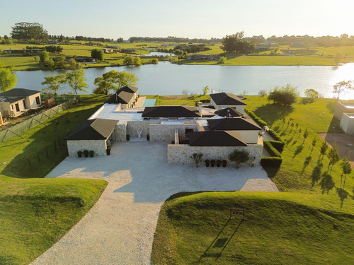 Casa De Diseño En Venta Pueblo Mio Chacras De Manantiales