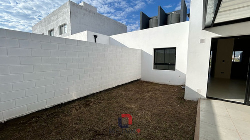 Duplex En Brisas De Manantiales .