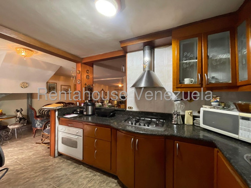 Jip 25-16988. Rent-a-house Vende Hermoso Townhouse De 261 Mts2, 5 Hab, 4 Baños, El Urbanismo Cuenta Con Cancha, Parque Infantil Conectado A Pozo Y Mucho Mas. En Urb. Araguama Country, Maracay.