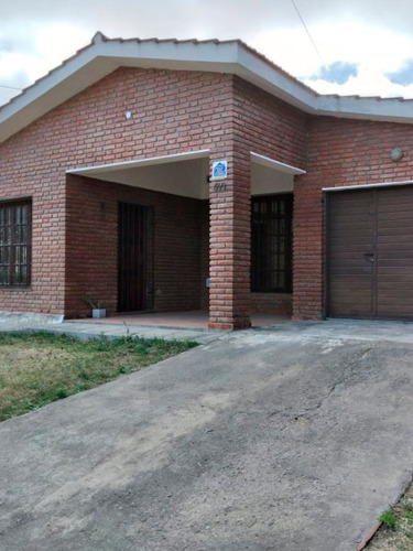 Casa En Venta De 3 Dormitorios C/ Cochera En Villa Giardino