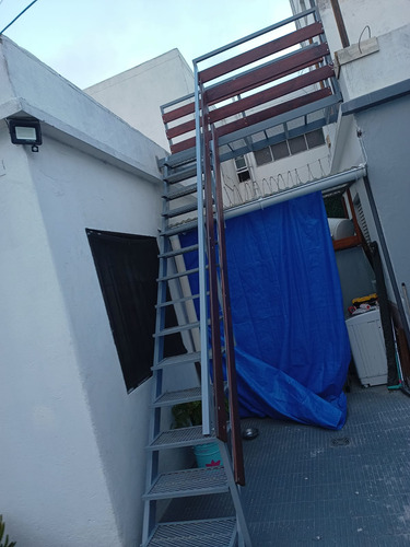 Escalera En Hierro Y Madera Gris