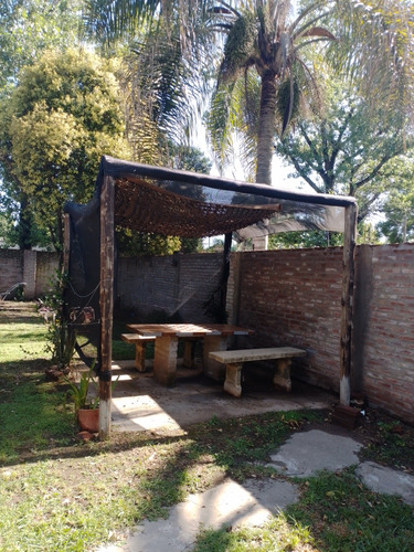 Vendo Casa : 2 Dormitorios ,baño , Living ,cocina Comedor .