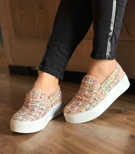 Tênis Slip On Detalhes Em Rosa Com Solado Branco Print