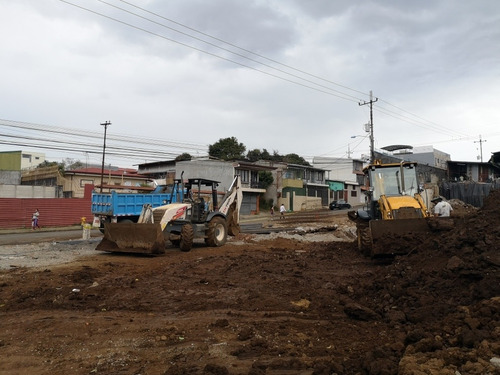 Imagen 5 de 5 de Alquiler De Back Hoe Y Vagoneta Maquinaria Pesada
