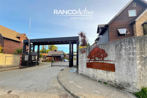 Casa En Venta En Los Arrayanes, Isla Teja Sur, 3 Niveles