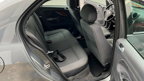 Imagem 8 de 10 de Volkswagen Voyage 1.6 8v Flex Comfortline I-motion 2010/2011