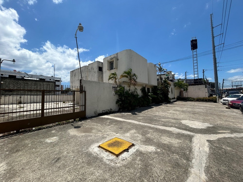 Venta De Amplio Solar En Zona Comercial  En Santo Domingo