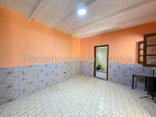 Ft Casa Comercial A Pie De Calle En Alquiler Ubicada En La Avenida Principal De Los Chorros - Mls#25-16414