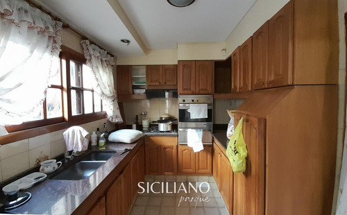 Reservado - Casa - Boedo - 4 Amb C/garage, Patio, Balcón, Quincho Y Parrilla S/lote Propio. - 218m²