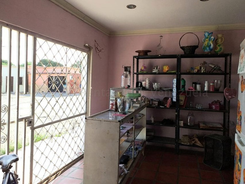 Imagen 4 de 9 de Cómoda Casa En Venta En Pleno Centro De Coro 22-7383 04126887776