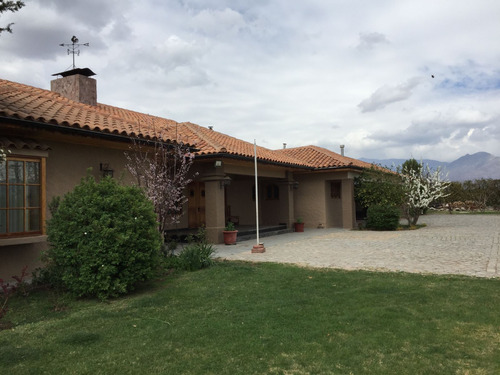 Se Vende  Hermosa  Casa Colonial Sector Los Villares  C/sur 