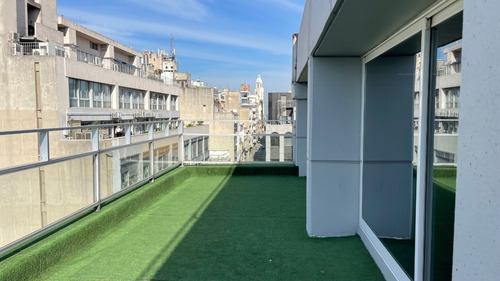 Oficina En Venta, En La Ciudad Vieja, Sobre La Calle Misiones - Con Una Terraza Increible De 40m2 Con Vista Despejada Y Mucho Sol.