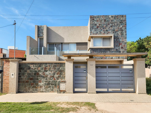 Casa De Categoria A Mts De Av. Lujan