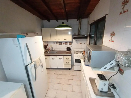 Casa Con Patio Y Cochera En Zona Tranquila - 3 Amb. 105 M² Totales Oportunidad Única