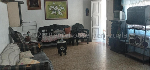  Apartamento En Venta , Pleno Centro,  Barquisimeto  Lara,  Venezuela./ Selena Pacheco.  Dormitorios  2 Baños  122.22  M²  Sp. 