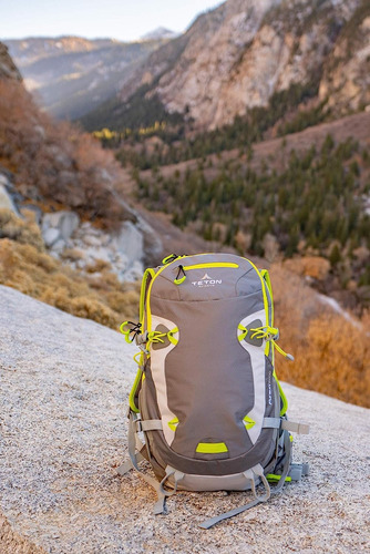 Mochila Deportiva Liviana Impermeable Gris Teton