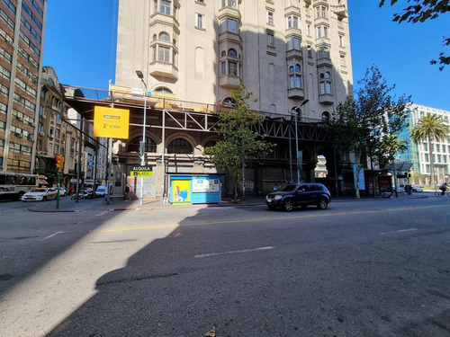 Imagen 3 de 25 de Local -esquina En 18 De Julio Esquina Andes , 450 M2, 45 Mts De Frente !!