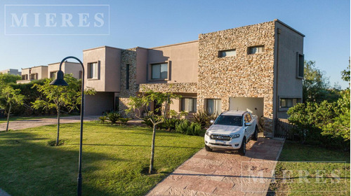 Espectacular Casa En Alquiler Amoblado En El Barrio  El Golf Nordelta.