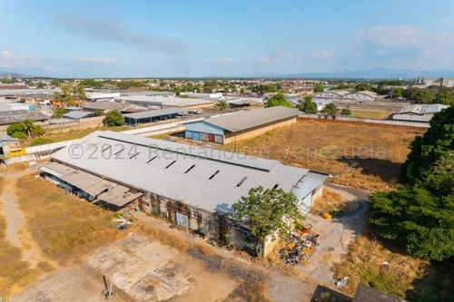 Jv Vende Imponente Terreno Con Dos Galpones Construidos En La Candelaria Valencia, Sector La Guacamaya