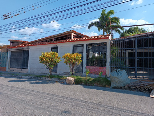 Jt Vende Bella, Espaciosa, Comoda Casa Con 2 Locales Comerciales En Urb. Chucho Briceño