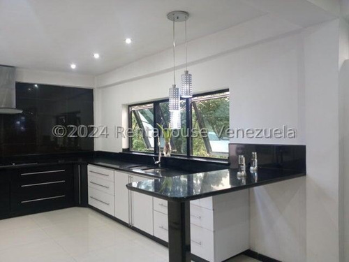 Hermosa Casa Con Estilo Moderno, De Dos Niveles, Cuenta Con Hall De Entrada, Sala De Estar, Tres Dormitorios Con Baños Y Vestier , Una Habitación Solo Con Baños, Un Medio Baños, Family Room