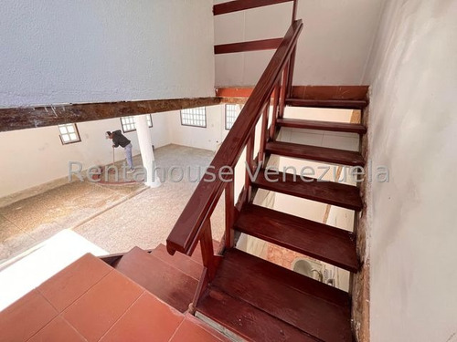 Jip 25-21613. Rentahouse Vende Casa Tipo Chalet De 321 Mts2 De Terreno Y 115.85 Mts2 De Construccion De 2 Hab Y 3 Baños. Urbanismo Cerrado Con Vigilancia Privada. En Urb Santa Rosalia Cagua