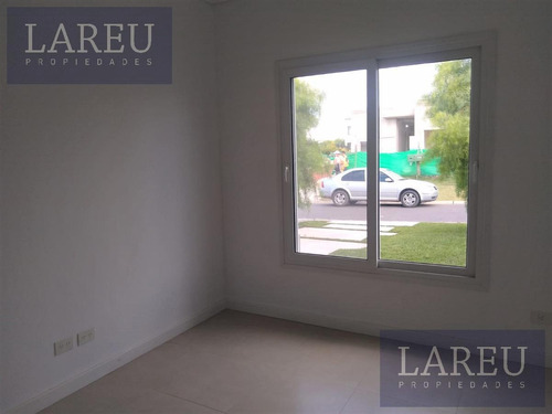 Imagen 9 de 17 de Casa En Venta - Santa Elena, Pilar Del Este