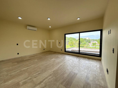 Residencia De Lujo En Vía Cumbres Con Amplios Espacios Y Exclusividad