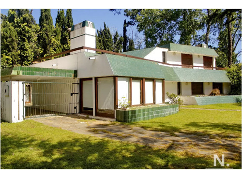 Vendo Casa 5 Dormitorios Con Piscina, Primeras Paradas Playa Mansa A 300 M Del Mar, Punta Del Este.