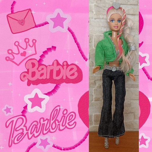 Muñeca Barbie Con Chaqueta Verde 