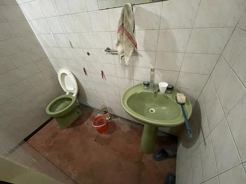 Imagen 4 de 4 de En Alquiler | Interesante Local Con Baño, Vidriera Y Persiana Metalica En Moreno Sur