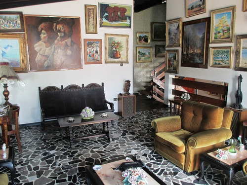 Venta - Quinta Para Remodelar Pero Mantenida. Precio Bajado!! - 463 Mts2. Terreno 525 Mts. 6 Hab. 5 Baños. 4 Estc. Parte Alta Muy Cerca De La Cota Mil - El Marques - Mun. Sucre