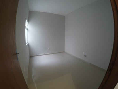 Excelente Casa Nova, Com 2 Dormitórios, Sendo Um Suíte, Sala E Cozinha Conjugada, Lavanderia, Garagem Para 1 Carro Com Área Construída De 53,00m². Valor De R$175.000,00 Escriturado.. Rua Calçada Em B