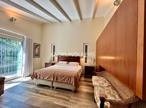 Casa Estilo Colonial Inglés, Borde De Cancha