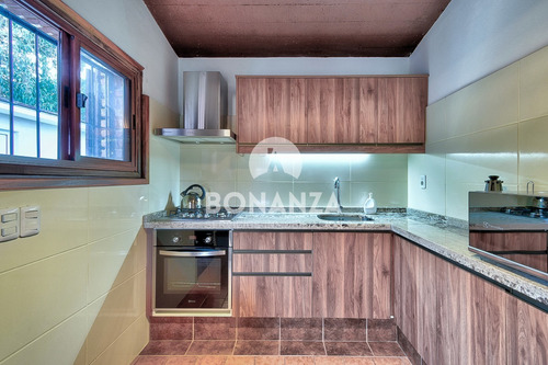 Imagen 13 de 24 de San Francisco, Piriápolis. Casa En Venta, Muy Buena Construcción Tradicional. Tres Cuadras De La Playa.